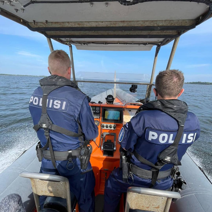 Österbottens hjältar. Två poliser kör båt. Foto: Kyösti Linna.