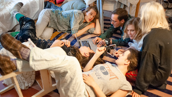 Fucking With Nobody (2020), av Hannaleena Hauru. Aamu Film Company. En grupp personer sitter på golvet med en laptop i mitten.