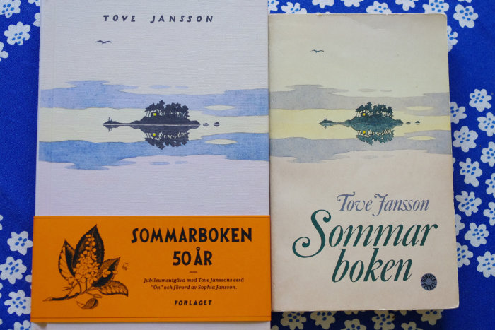Två upplagor av Sommarboken, av Tove Jansson. Foto: C. Roos.