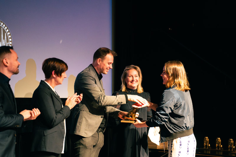 Från vänster till höger: Kenneth Klaile, Camilla Roos, Tommi Seitajoki, Anna Blom och Matilda Hagnäs. Foto: Robin Engblom.