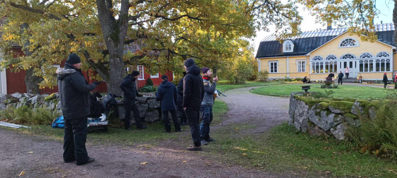 Stenmuren och huvudentrén till Jackarby gård. Foto: Helena Nymark.