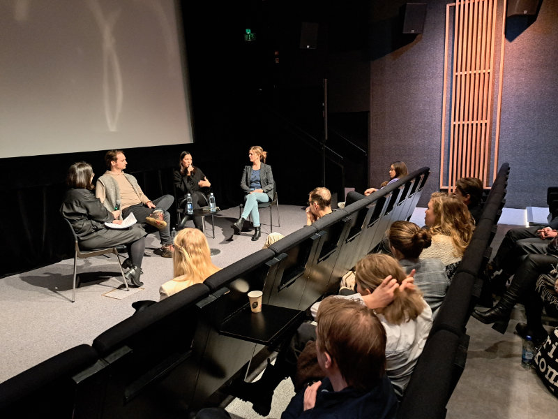 Mikaela Westerlund, Rabbe Sandström, Inka Hietala Sadian och Karin Pennanen diskuterar på en scen. Foto: Anni Lappalainen, Finlandssvenskt filmcentrum.