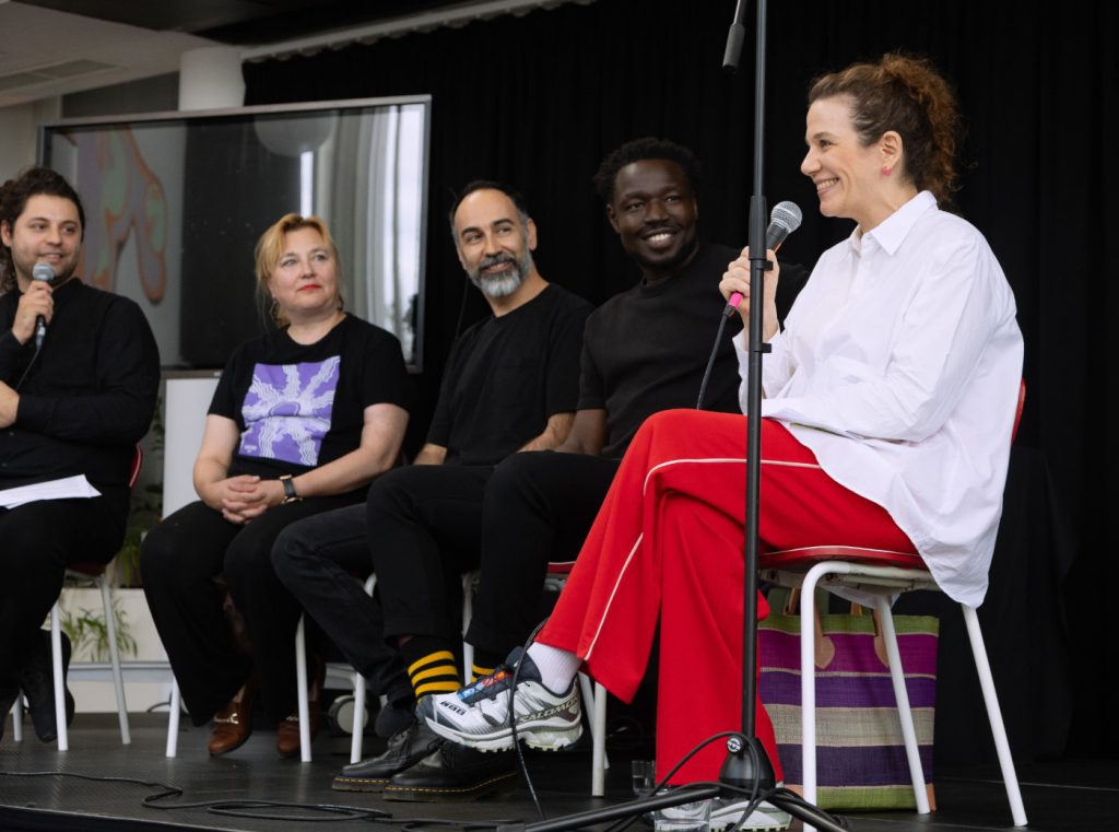 Panelen: Zagros Manuchar, Iida Simes, Mazdak Nassir, Geoffrey Erista, Kaisa el Ramly. Foto: Emma Hallikainen.