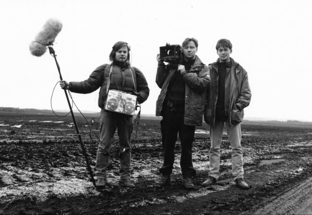 Svartvit bild av filminspelningsteam